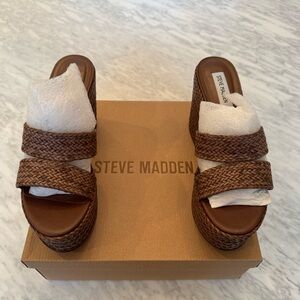 Steve Madden Brown Woven Women's Sandals
Never Worn
2” platform
4” heel